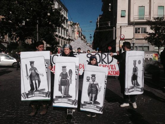 Politici come carte da gioco nel corteo di disoccupati e precari