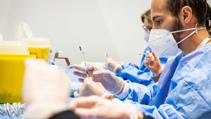Coronavirus, il bollettino di oggi 1 novembre in Lombardia: 186 nuovi positivi e 3 decessi, diminuiscono ricoveri nei reparti