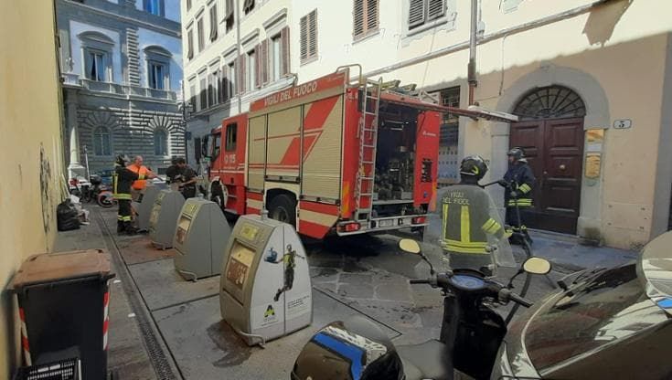 Fumo nei cassonetti interrati in via Portinari, intervento dei vigili del fuoco