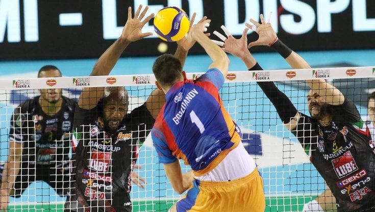 Volley, Supercoppa a sorpresa: Civitanova e Perugia battute, la finale è Monza-Trento