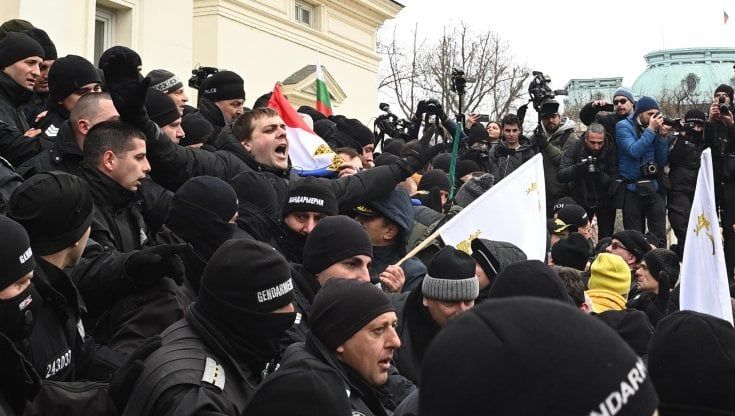 Bulgaria, corteo di attivisti No Pass assalta il Parlamento