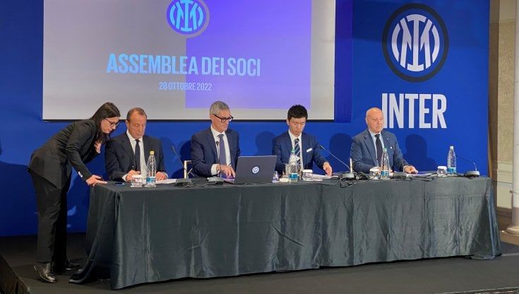 Inter, l'assemblea dei soci approva il bilancio: rosso da 140 milioni, ricavi in crescita. Zhang: "Lotteremo per la seconda stella"
