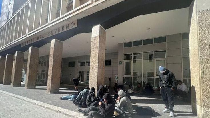 “Andate all’Aquila, lì vi ospitano”: la rotta dei migranti segue le indicazioni del tiktoker