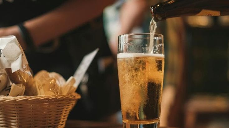 Bersi una birra, alla salute del clima: la bevanda diventa gassata con la CO₂ del parcheggio