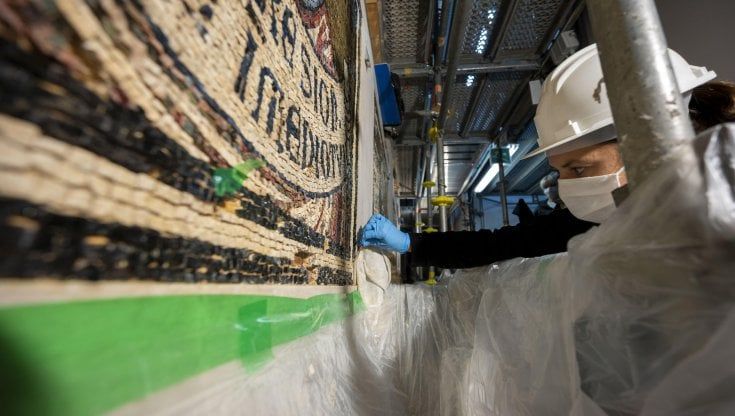 Stop al campanile di Giotto a Firenze: "Il bronzo si è consumato e può rompersi" 