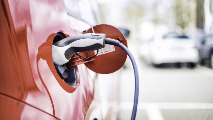 L'analisi Beuc: "L’auto elettrica è la scelta più sostenibile e conveniente"