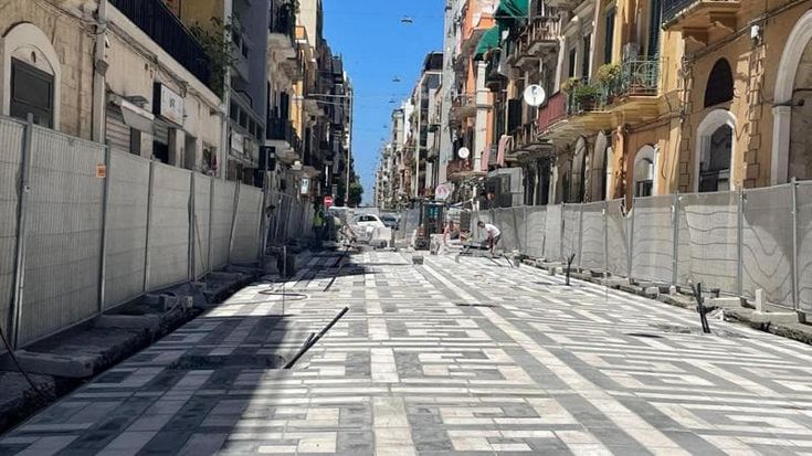 Bari, via Manzoni “in stile Versace” prende forma ma divide i commercianti: “Qui i negozi muoiono”
