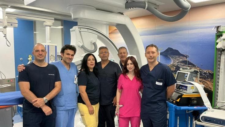 Crisi cardiaca dopo il parto, salvata e trapiantata. Poi l’abbraccio con il bambino