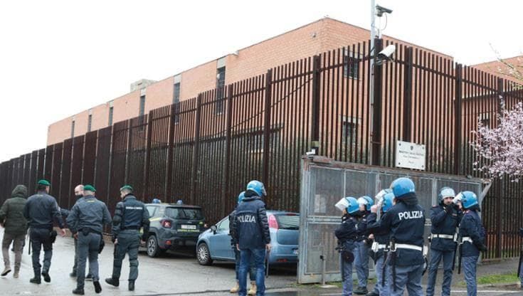 Prato, i detenuti usavano i droni per ricevere droga e armi nel carcere