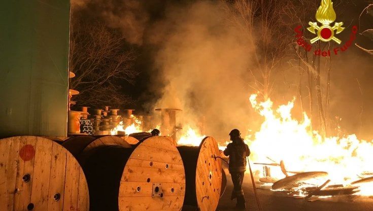 Incendio a Tecnikabel, a fuoco legno e cavi elettrici
