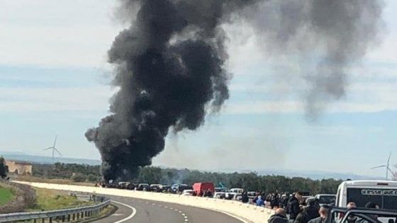 Follia ultrà in autostrada: scontri fra tifosi di Bari e Lecce, furgoni a fuoco e traffico bloccato