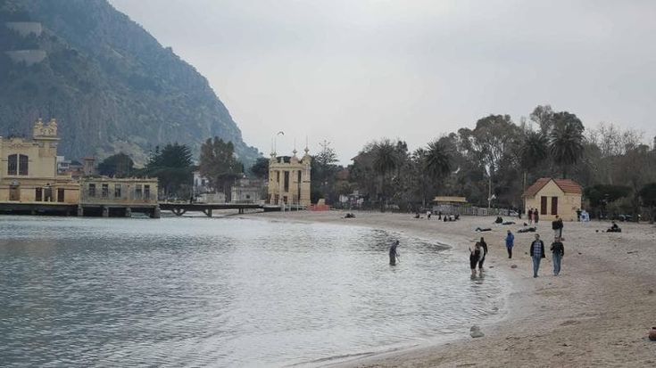 L’allarme dei residenti su Mondello: “Garantite la pulizia”
