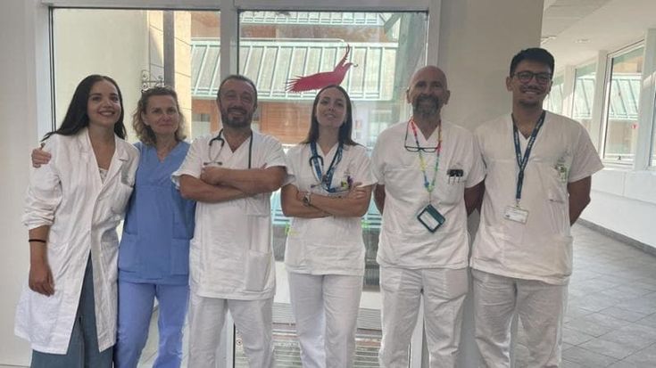 Il primo tuffo in mare di Chiara, cresciuta con la sindrome di Ondine e seguita dai medici del Meyer
