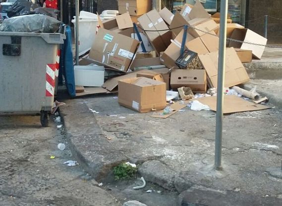 Centro storico, cartoni e spazzatura abbandonati per strada. Multati i commercianti