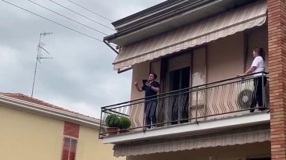 Parma, il giovane baritono canta per i vicini durante la quarantena