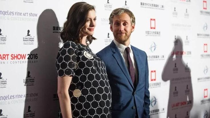 Anne Hathaway rivela: “Ho avuto un aborto spontaneo mentre ogni sera a teatro recitavo una parte in cui partorivo”