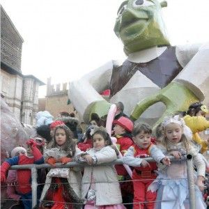 Maltempo, la pioggia cancella il Carnevale