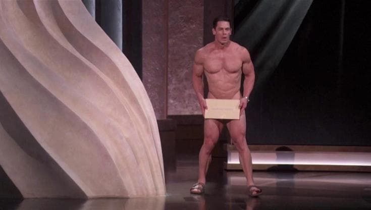 Oscar 2024, John Cena nudo sul palco annuncia la vincitrice per i "Migliori costumi": l'imbarazzo della star