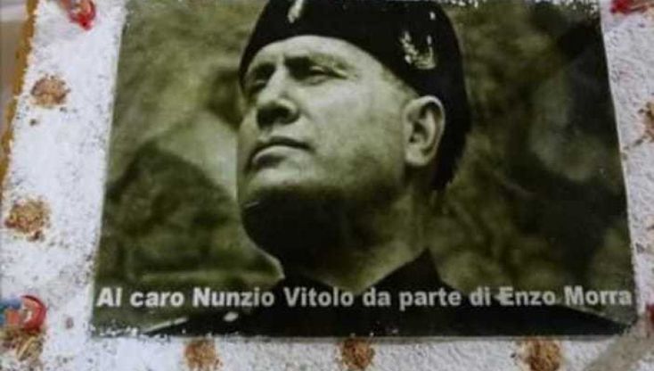 Napoli, festa con torta di Mussolini nella sede della quarta municipalità. Il festeggiato: "Sono fascista e non lo rinnego"