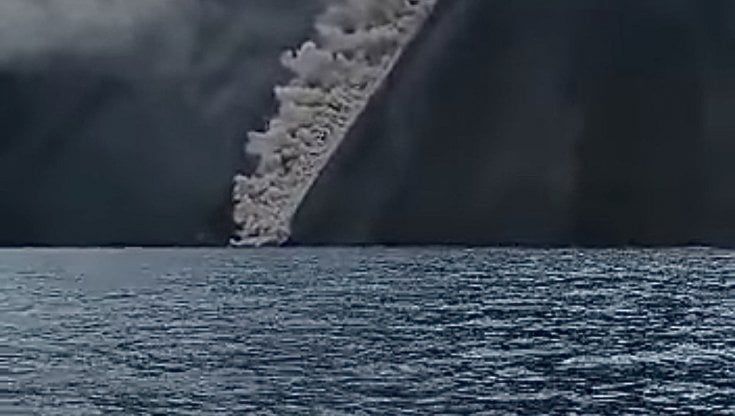 Stromboli, la colata lavica raggiunge il mare