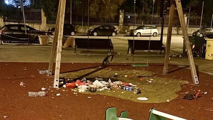 Bari vecchia, i vandali distruggono le giostrine di Santa Chiara: "Aiutateci a trovare i responsabili, faremo pagare i danni"