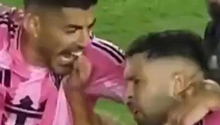 Suarez ci ricasca e morde in campo Jordi Alba, come fece con Chiellini