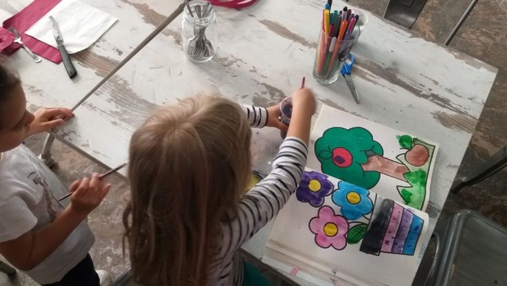 Bambini dimenticati: ma con turni tra i genitori, auditorium in salotto e laboratori in garage arrivano gli asili fai da te