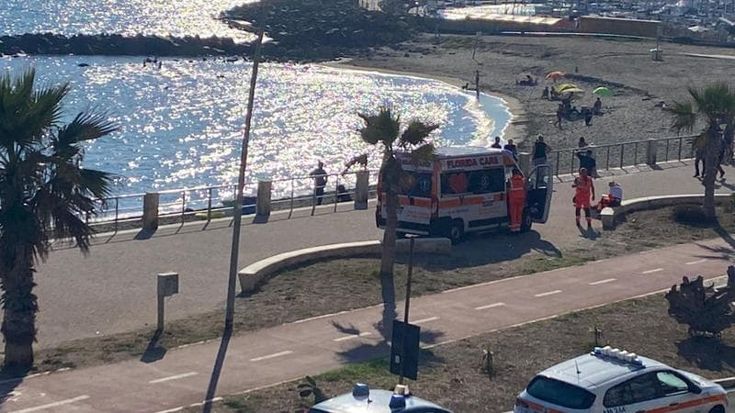 Ostia, anziana annega sulla spiaggia libera senza bagnini per tutta l'estate