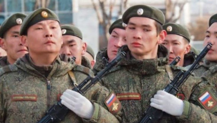 Al fronte in Ucraina poveri e giovanissimi: così Putin recluta i suoi “volontari”