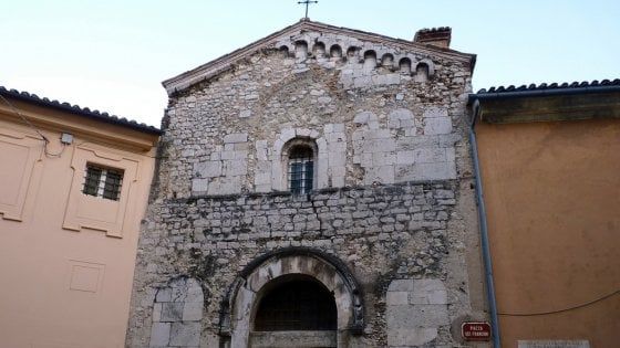 Veroli, suora aggredisce prete colpendolo alla testa con un mattone
