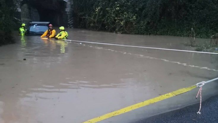 Maltempo si abatte sulla zona Fiumicino: auto bloccata sotto ponte allagato, Focene impraticabile