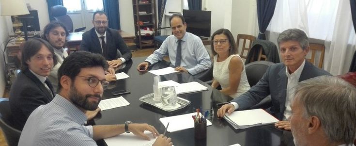 Governo, Dem e M5s trattano. Il Pd apre su Conte: "Ma no a Di Maio vicepremier". Voto su Rousseau entro la prossima settimana