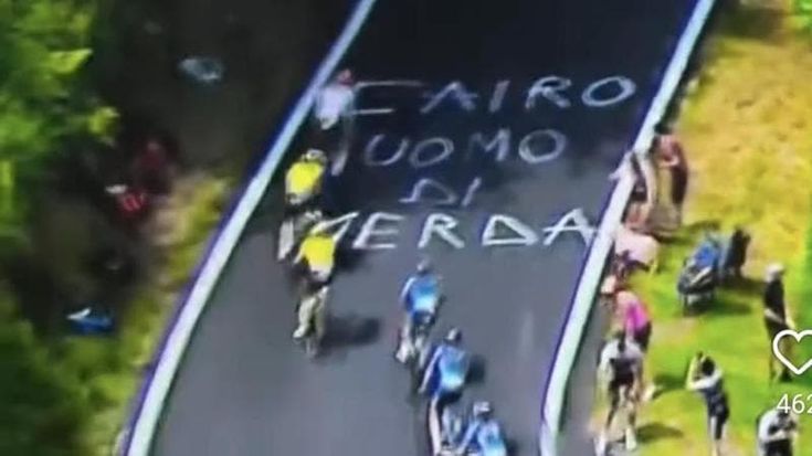 Granata scatenati contro Cairo: la contestazione arriva al Giro d'Italia