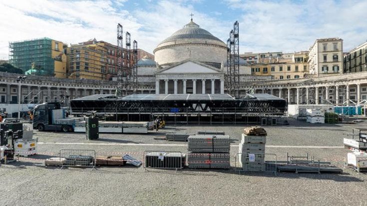 Napoli, ecco il maxi palco per la finale di X Factor in piazza Plebiscito