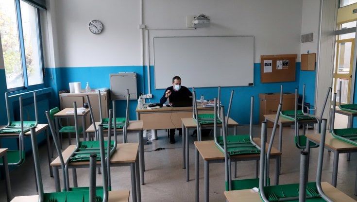 Scuola: la Regione: 75 per cento in classe, e ingressi con orari diversi. Ma i sindacati dicono ancora no