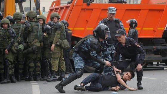 Russia, proteste in tutto il Paese: centinaia di fermi. Navalny arrestato a Mosca: condannato a 30 giorni