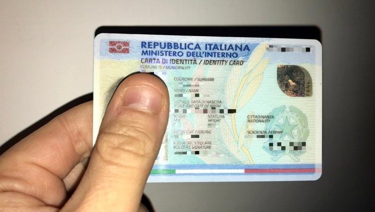 Napoli, odissea carta d’identità: solo 2 uffici su 24 uffici offrono la prenotazione on line. Il Comune vara un piano