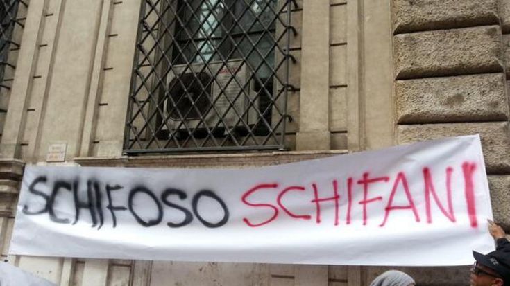 Decadenza Berlusconi, ''Schifoso Schifani'': gli striscioni