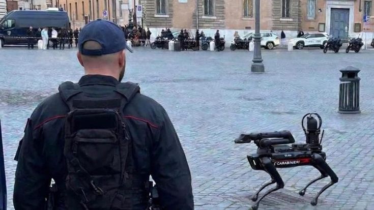 Falso allarme bomba a Piazza del Popolo per un borsone sospetto: erano indumenti di un clochard