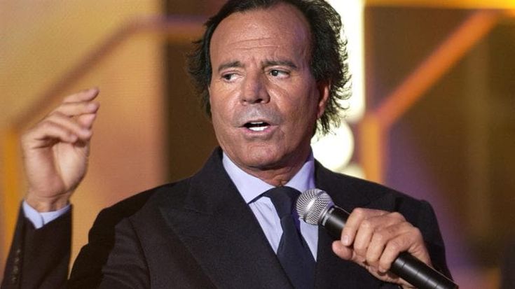 Julio Iglesias, nuove denunce su controlli medici e lavoro forzato