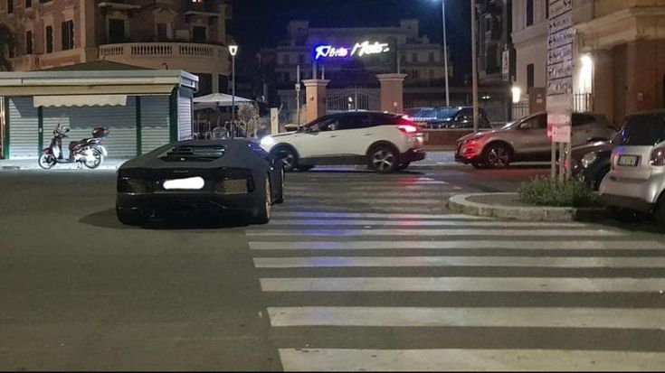 Parcheggia la Lamborghini sulle strisce, i vigili lo “graziano”: la multa è solo di 30 euro