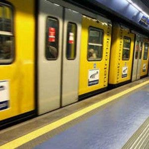 Metropolitana nel caos; treni fermi in un orario cruciale, a piedi migliaia di utenti, esplode la protesta sui social network