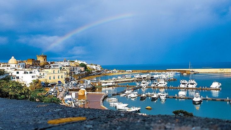 Forio, incanto dopo la pioggia: l'arcobaleno parte dal Torrione