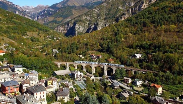La ferrovia delle meraviglie che si arrampica fra i monti, da Cuneo a Nizza i treni passano in equilibrio su arditi viadotti