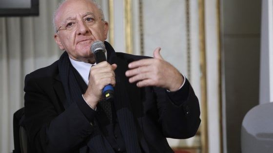 Regionali, De Luca sfida il Pd: "Partito diesel ma io sono un uomo libero"