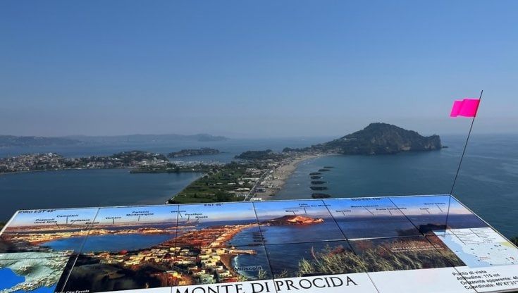 Napoli, il Giro delle meraviglie in anteprima: reportage da Monte di Procida al Lungomare
