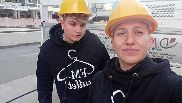 Nunzia e Stefania, professione carpentiere: "Lavoriamo in cantiere perché temiamo più la disoccupazione che la fatica"