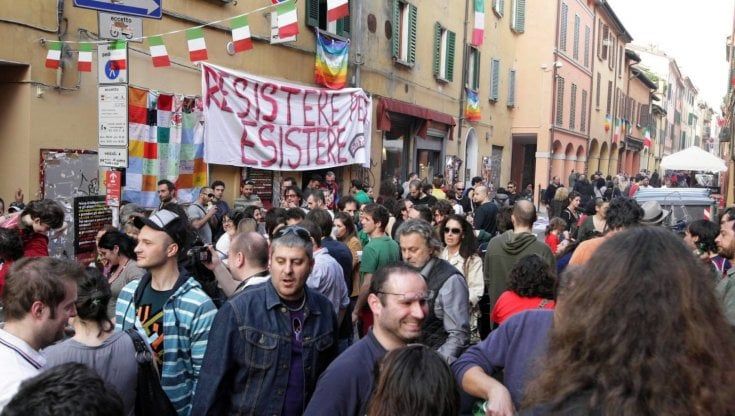  Gli osti del Pratello e il 25 aprile blindato: "Ordinanza ingiusta e assurda, così lasciamo la strada in mano ai venditori abusivi di alcolici"