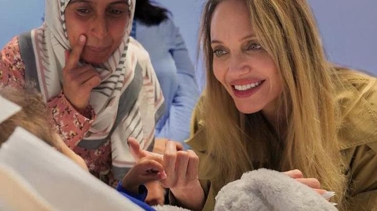 Angelina Jolie al Bambino Gesù di Roma per incontrare i piccoli pazienti dell’ospedale