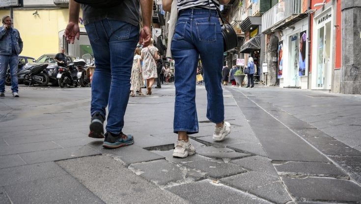 Napoli, buche, dissesti e rattoppi: slalom nelle strade di shopping e turismo
